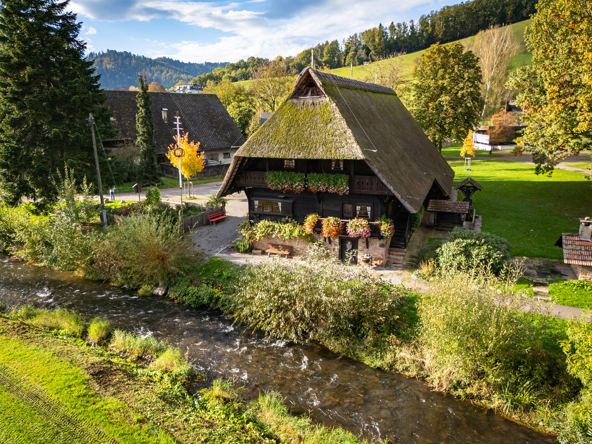 Fürstenberger Hof im Ortsteil Unterharmersbach der Stadt Zell am Harmersbach im Schwarzwald, in dem historischen Bauernhof befindet sich ein Heimatmuseum. Drohnenaufnahme von Benjamin Kuderer / Heimatlichter