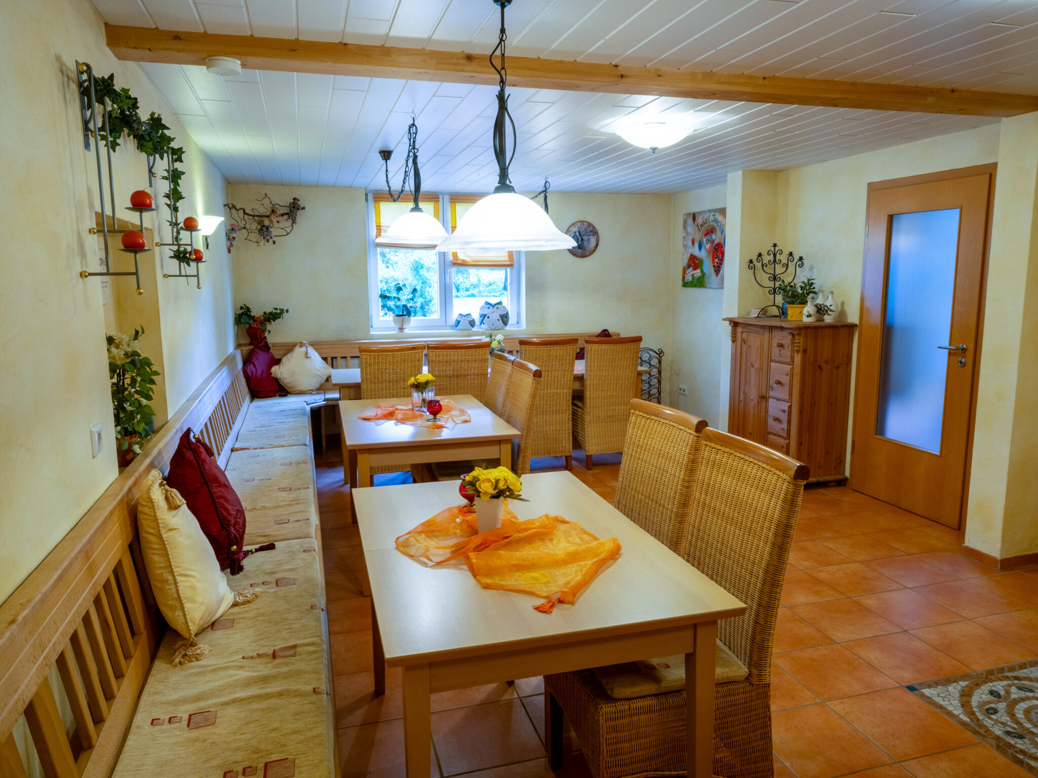 Der Party- und Gemeinschaftsraum mit gemütlichen Sitzgelegenheiten und einer Bar im Ferienhaus Zimmermann in Zell am Harmersbach im Schwarzwald