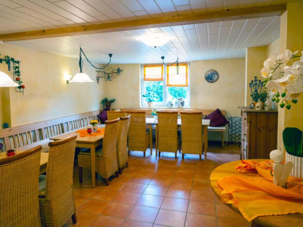 Der Party- und Gemeinschaftsraum mit gemütlichen Sitzgelegenheiten und einer Bar im Ferienhaus Zimmermann in Zell am Harmersbach im Schwarzwald