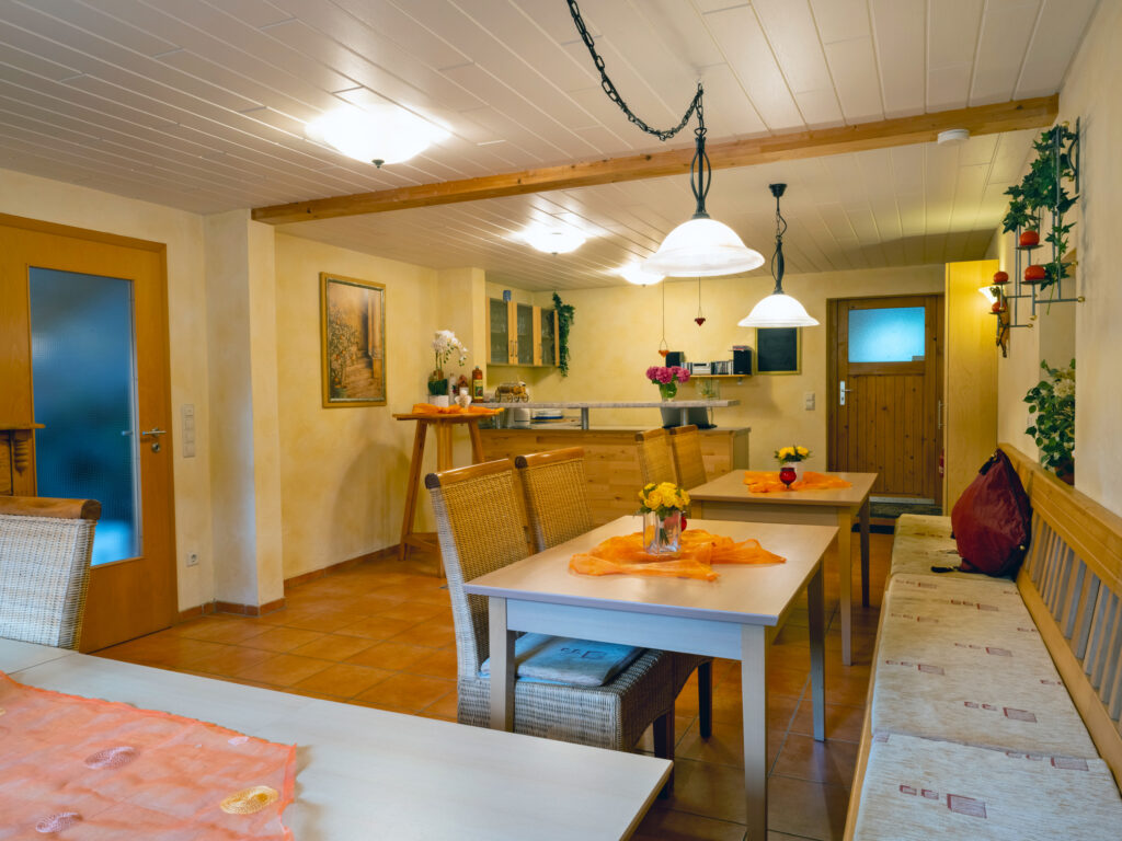 Der Party- und Gemeinschaftsraum mit gemütlichen Sitzgelegenheiten und einer Bar im Ferienhaus Zimmermann in Zell am Harmersbach im Schwarzwald