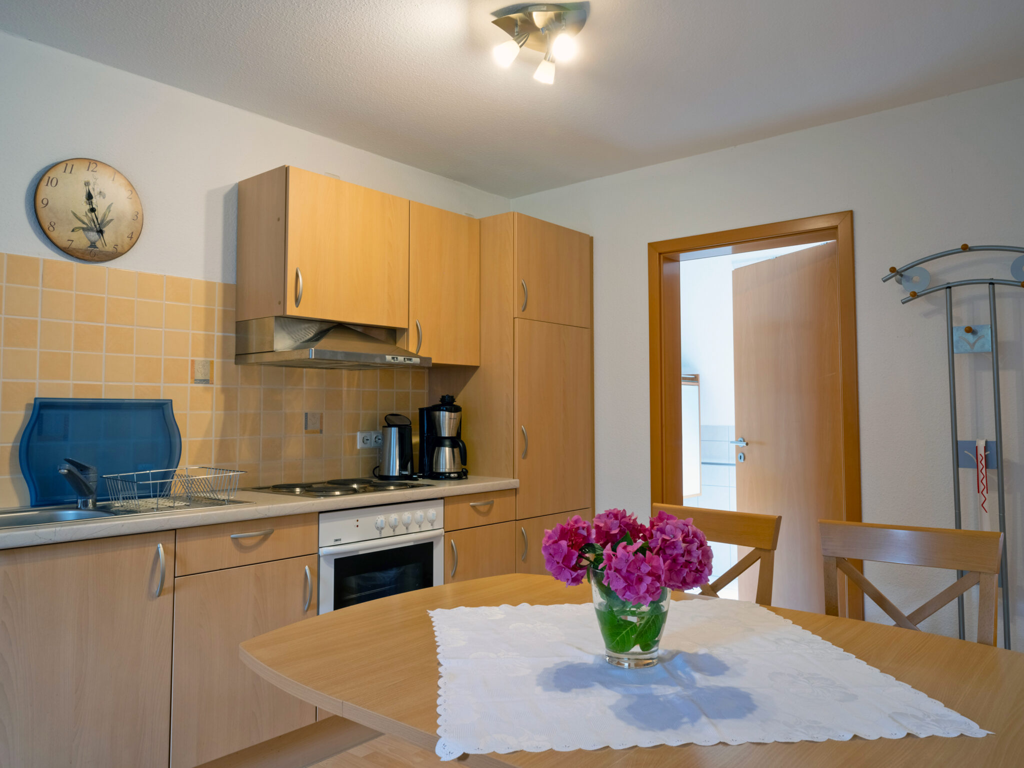 Küche mit Esstisch in der "Blauen Stube" (Ferienwohnung 3) im Ferienhaus Zimmermann Zell im Schwarzwald