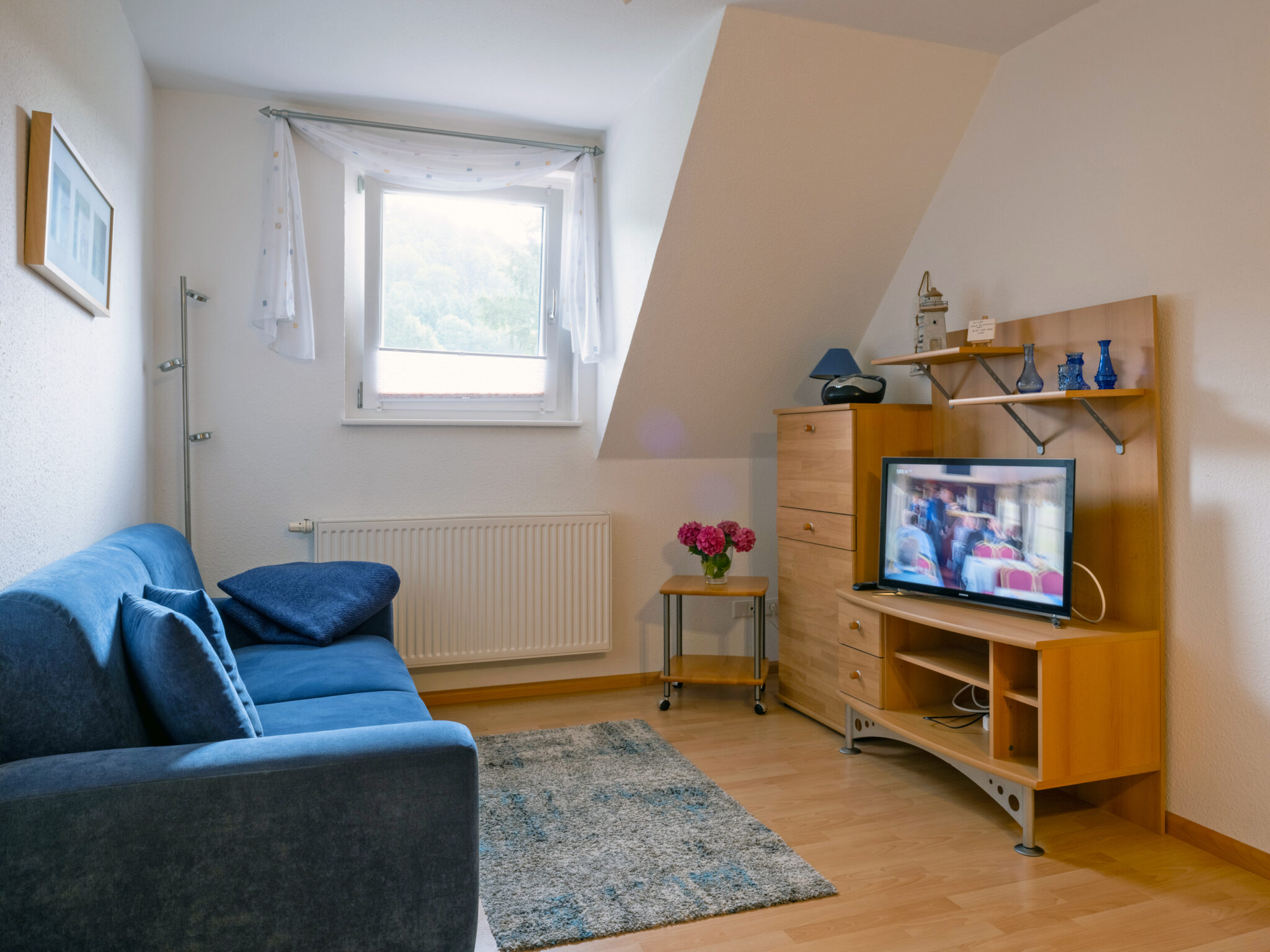 Wohnbereich mit TV in der "Blauen Stube" (Ferienwohnung 3) im Ferienhaus Zimmermann Zell im Schwarzwald