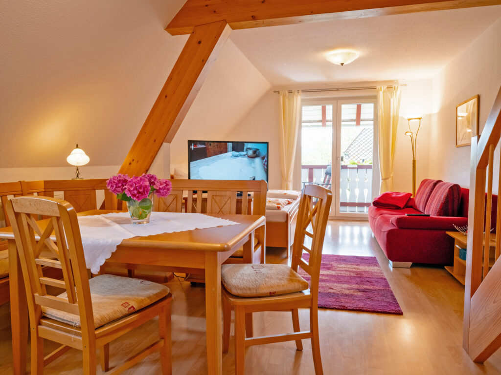 Esstisch, Sofa und TV in der Ferienwohnung 1 "Maisonette" im Ferienhaus Zimmermann Zell im Schwarzwald