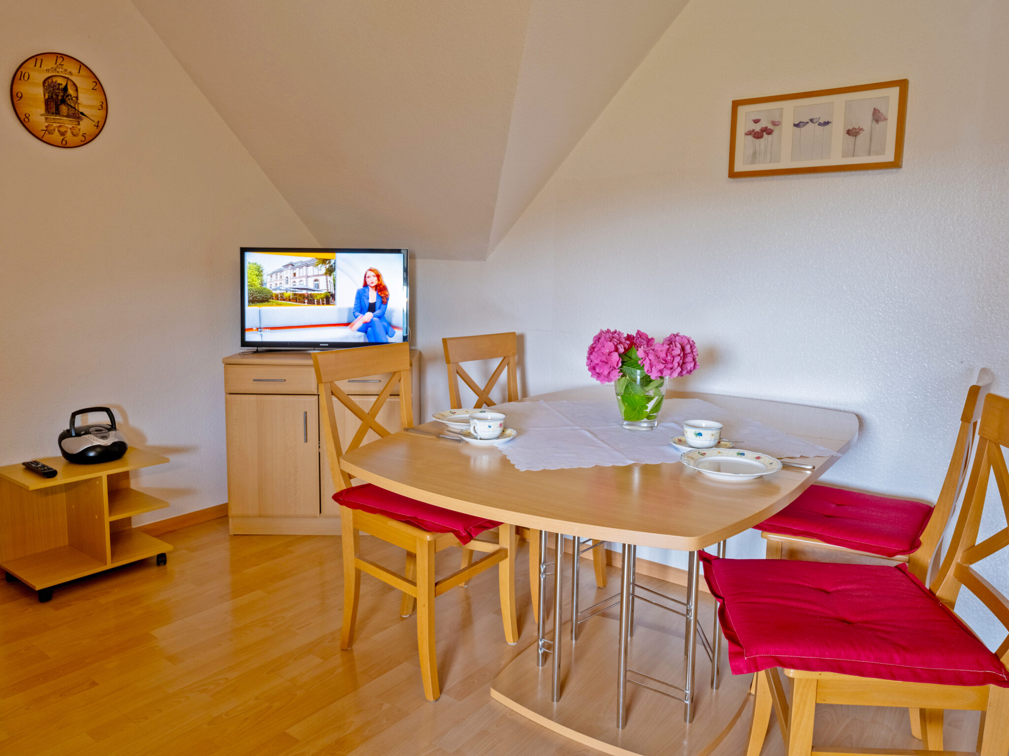 Wohnbereich mit Esstisch in der Ferienwohnung 2 "Waldesruh" im Ferienhaus Zimmermann Zell im Schwarzwald