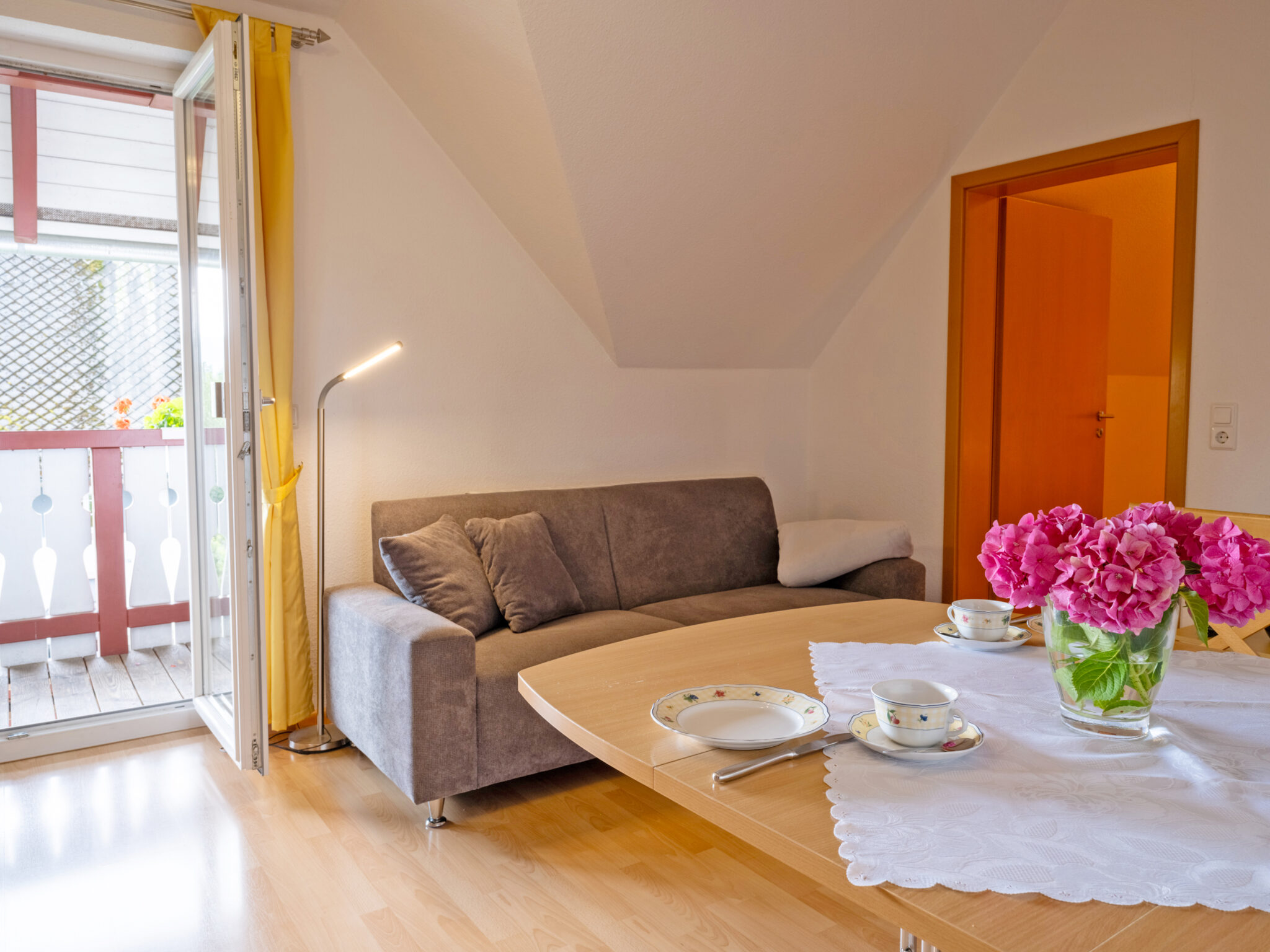 Wohnbereich mit Esstisch in der Ferienwohnung 2 "Waldesruh" im Ferienhaus Zimmermann Zell im Schwarzwald
