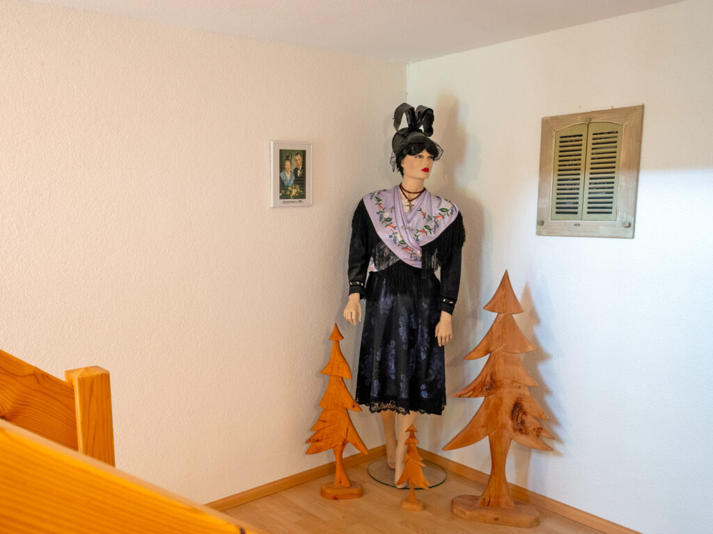 Schwarzwalddeko im Treppenhaus vor den Ferienwohnungen im Ferienhaus Zimmermann in Zell am Harmersbach