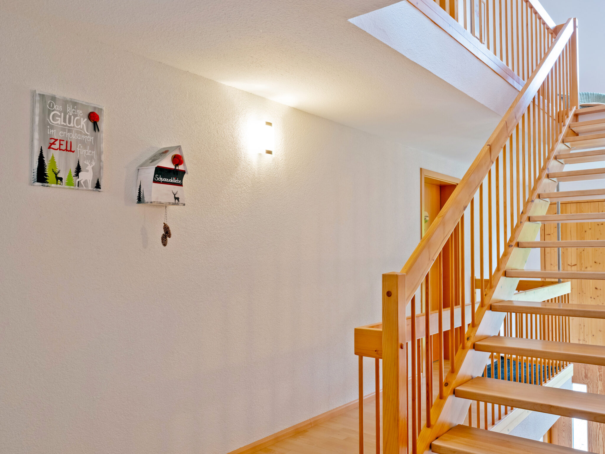 Schwarzwalddeko im Treppenhaus vor den Ferienwohnungen im Ferienhaus Zimmermann in Zell am Harmersbach