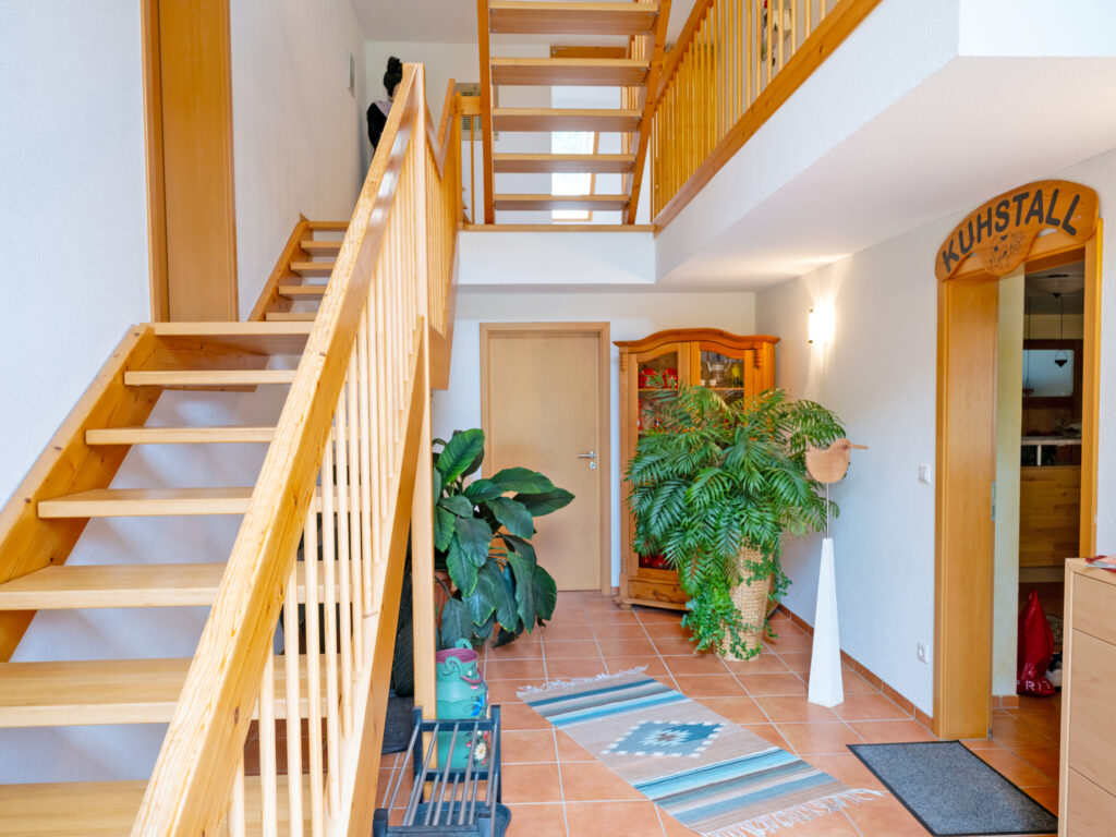 Das Treppenhaus führt zu den Ferienwohnungen im Ferienhaus Zimmermann in Zell am Harmersbach