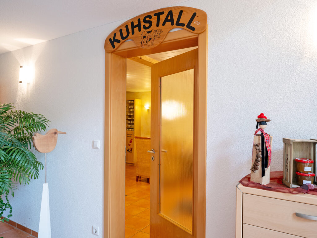Eingang in den sogenannten Kuhstall - hier war früher tatsächlich der Kuhstall, heute befindet sich in den Räumlichkeiten ein Gemeinschafts- und Partyraum