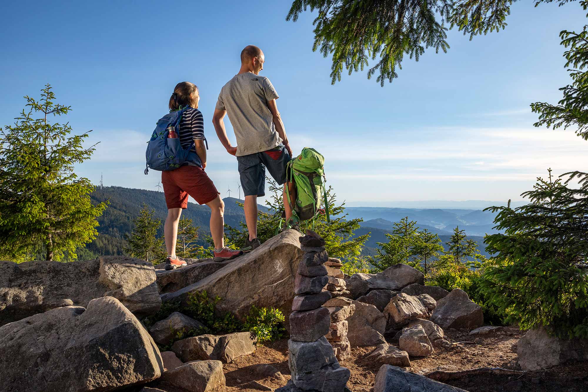 Zwei Wanderer am sogenannten Vogesenblick - einem Aussichtpunkt bei Oberharmersbach im Schwarzwald