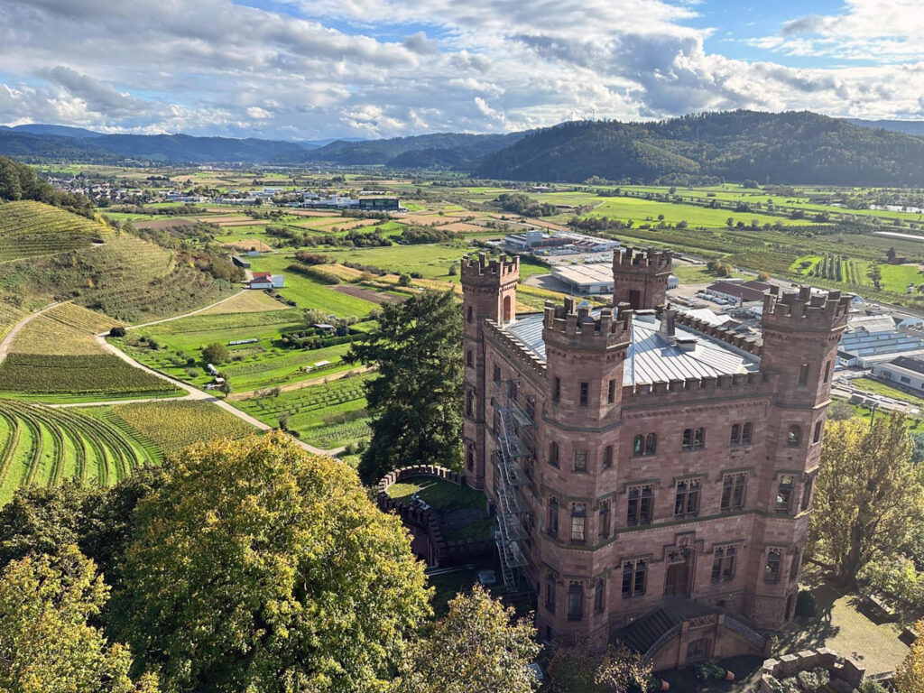Ausblick vom Turm am Ortenberger Schloss mit Blick in das Kinzigtal im Schwarzwald