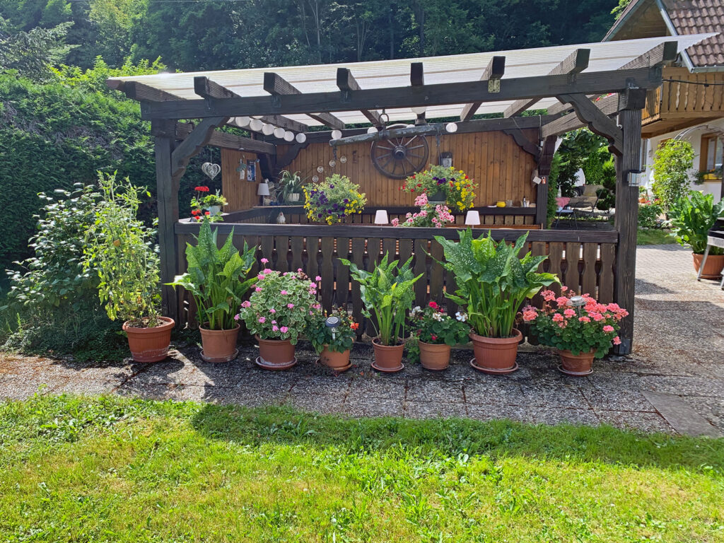 Pergola mit Grill im Garten vor dem Ferienhaus Zimmermann in Zell am Harmersbach im Schwarzwald