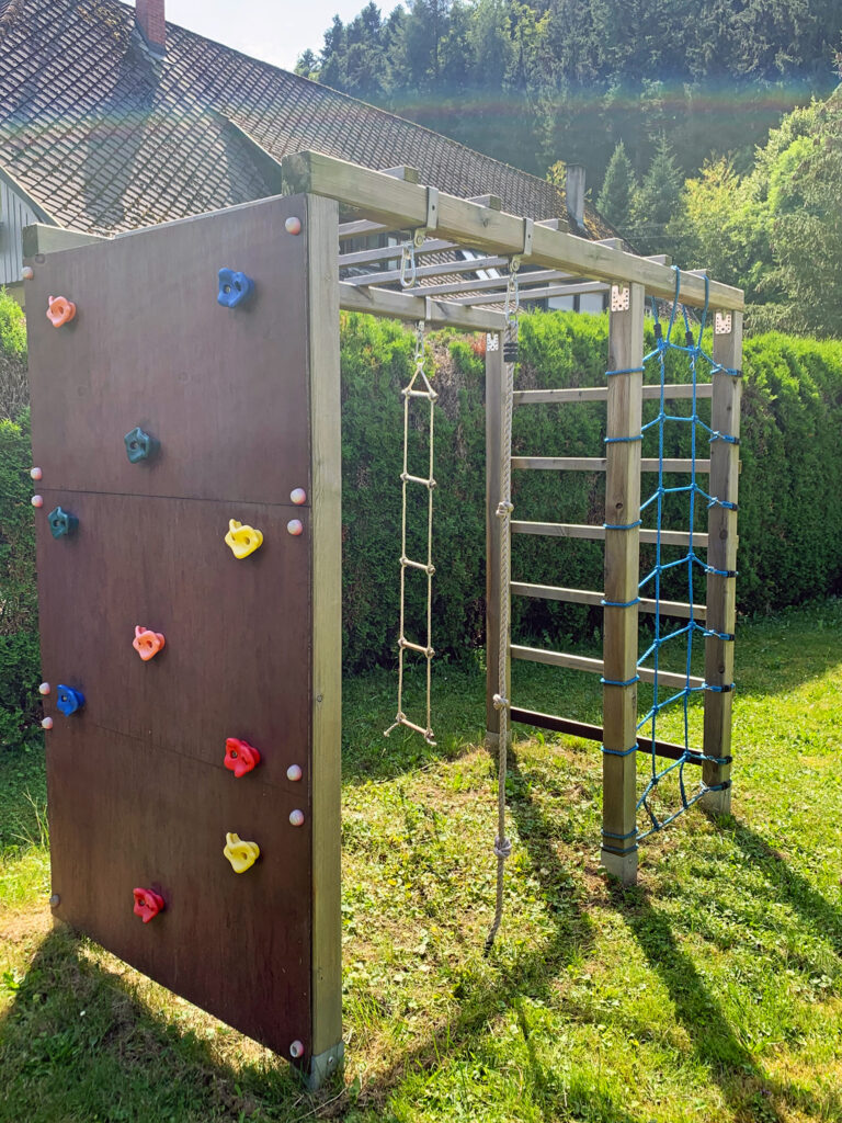 Ein Spielgerüst im Garten vor dem Ferienhaus Zimmermann in Zell am Harmersbach im Schwarzwald