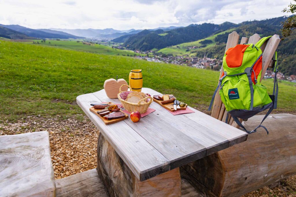 Ein gedeckter Vespertisch auf einem Berg bei Oberharmersbach mit Blick über das Harmersbachtal im Schwarzwald