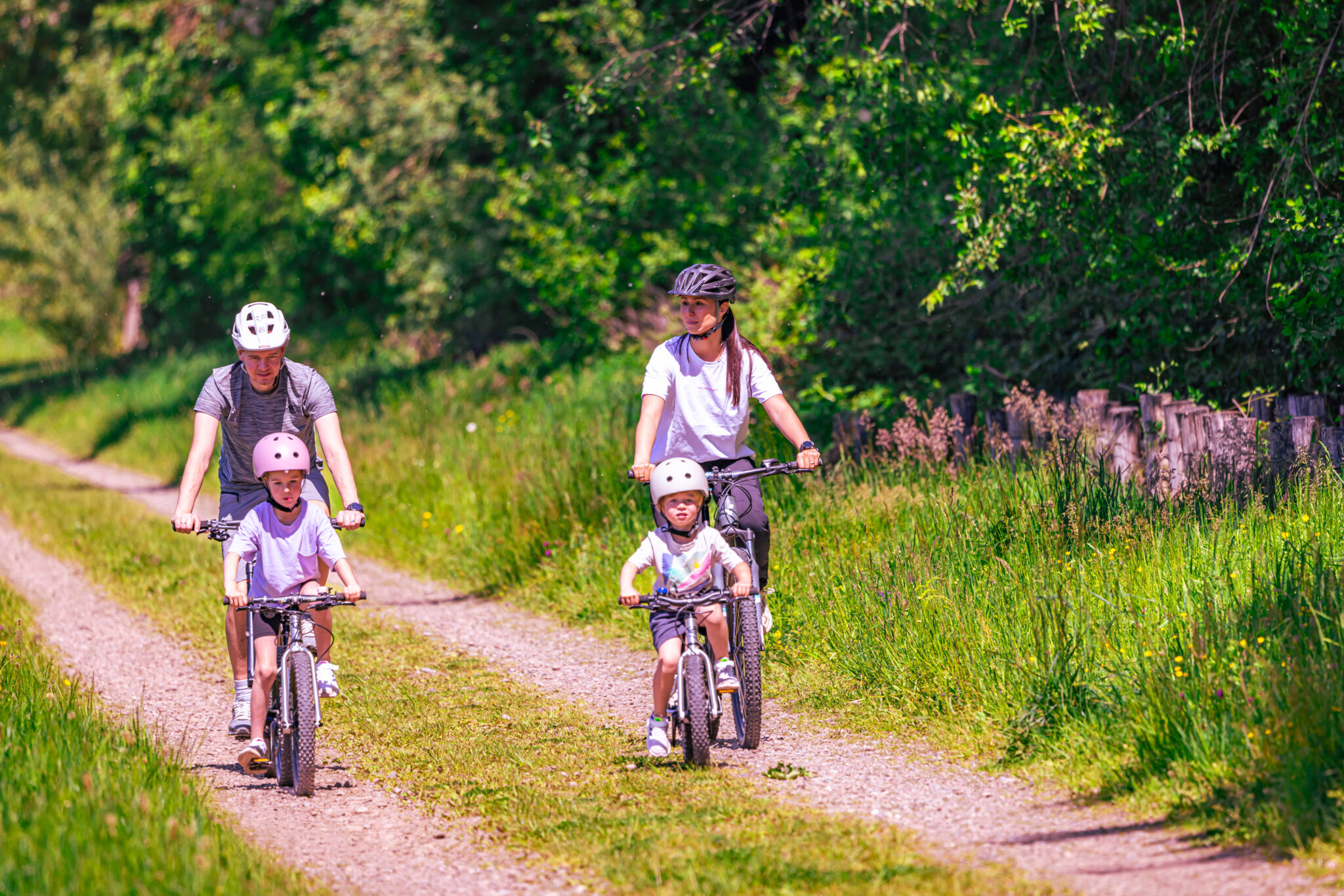 Eine Familie mit Kindern beim Radfahren in der Nähe des Rheins