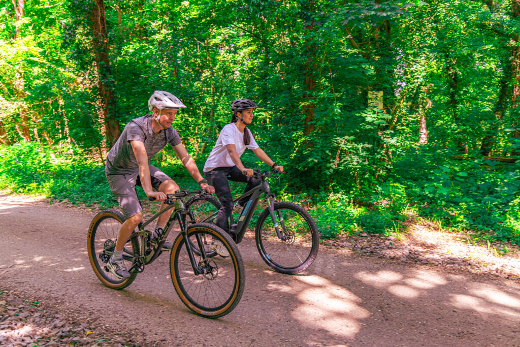 Ein Paar beim Radfahren in der Nähe des Rheins
