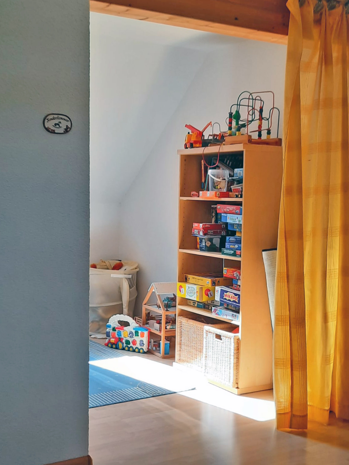 Spielecke für Kinder im hellen, schönen Treppenhaus des Ferienhaus Zimmermann in Zell am Harmersbach im Schwarzwald