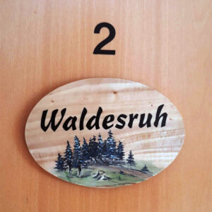 Türschild der Ferienwohnung 2 "Waldesruh"