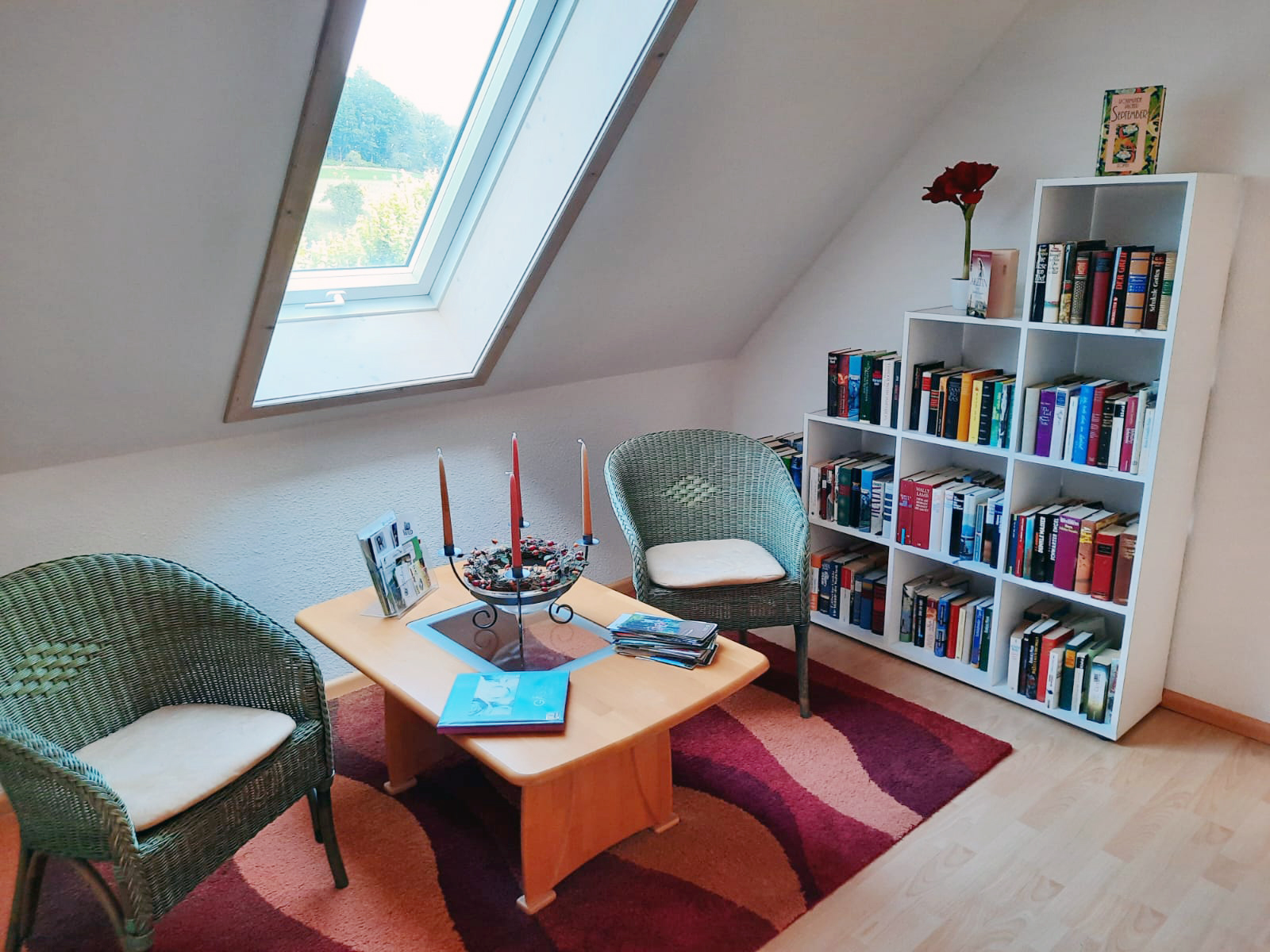 Leseecke mit Büchern und bequemen Stühlen im hellen, schönen Treppenhaus des Ferienhaus Zimmermann in Zell am Harmersbach im Schwarzwald