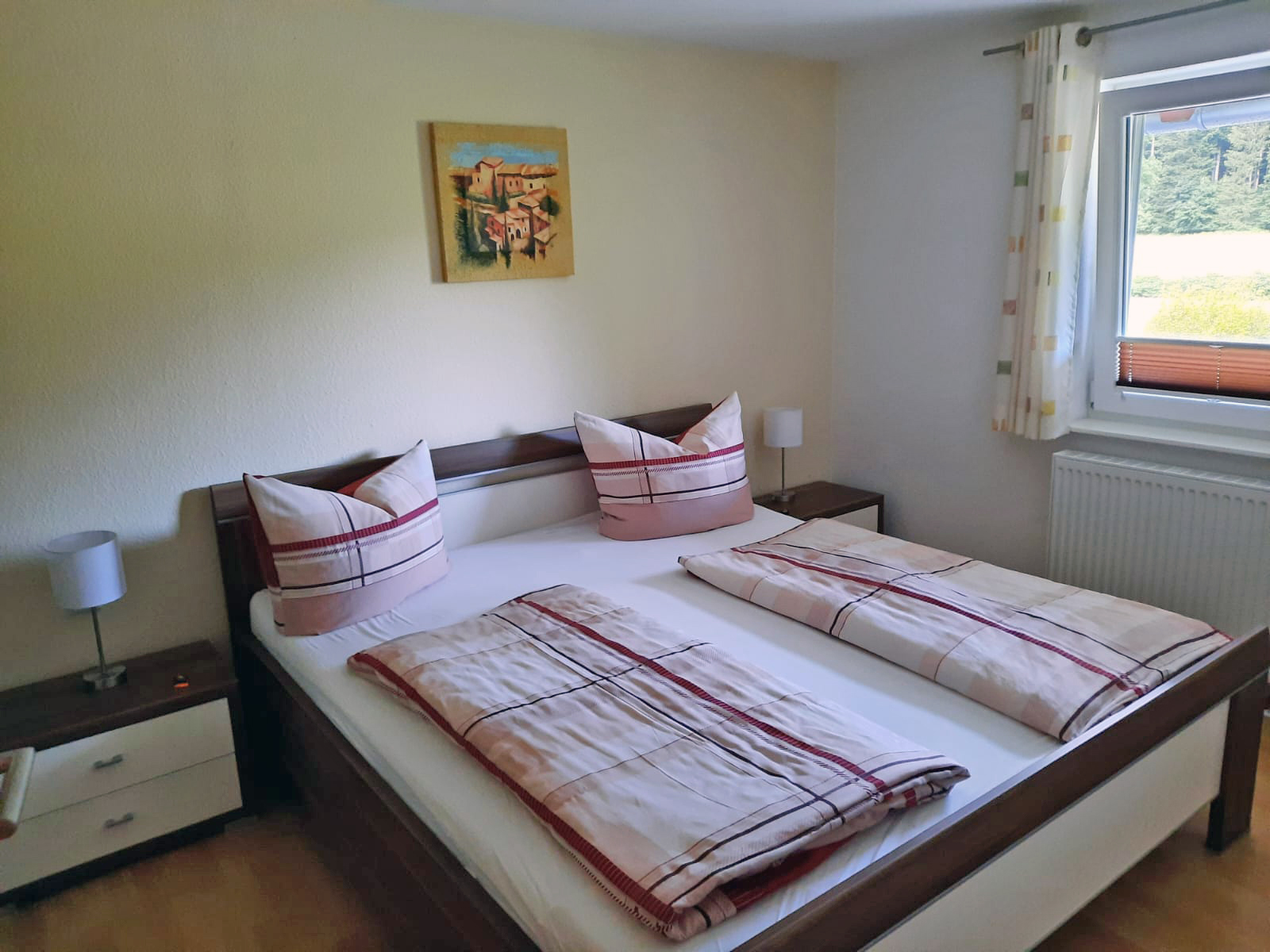 Schlafzimmer mit Doppelbett in der Ferienwohnung 4 im Ferienhaus Zimmermann in Zell a.H. im Schwarzwald