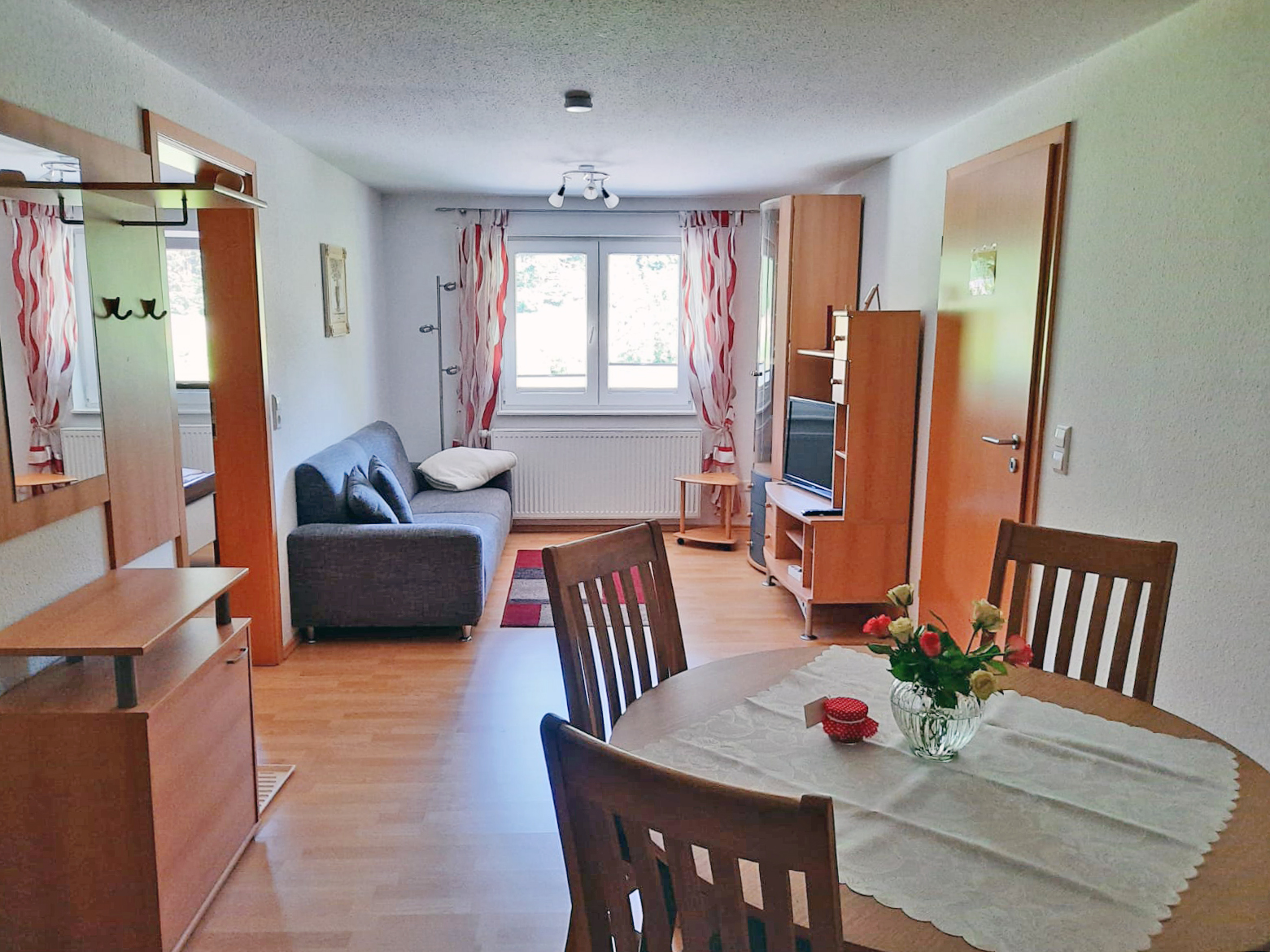 Wohnraum mit Sofa, TV und Esstisch in der Ferienwohnung 4 im Ferienhaus Zimmermann in Zell a.H. im Schwarzwald